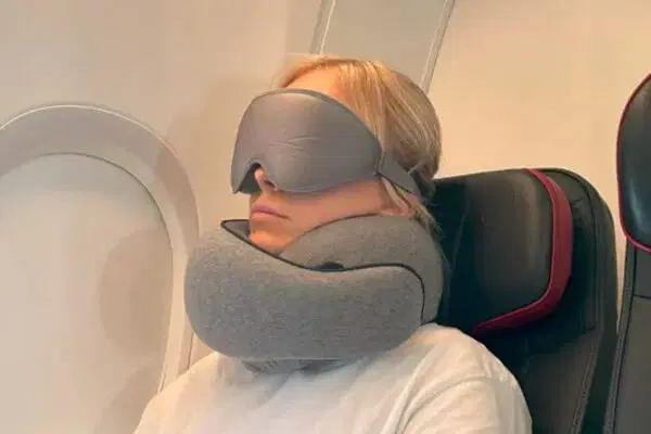 The two velcro ends of the FlyHugz pillow overlapping to fit snugly