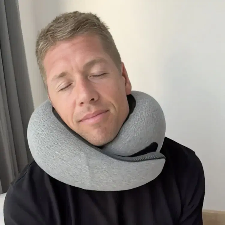 Derek W. using the FlyHugz® travel pillow